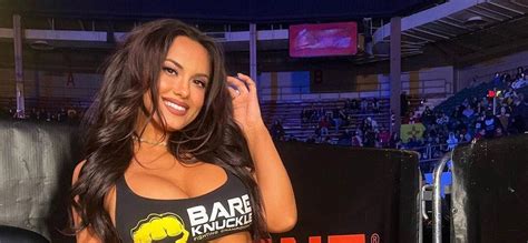 BKFC ring girl Amber Fields wore nothing but duct tape in jaw。